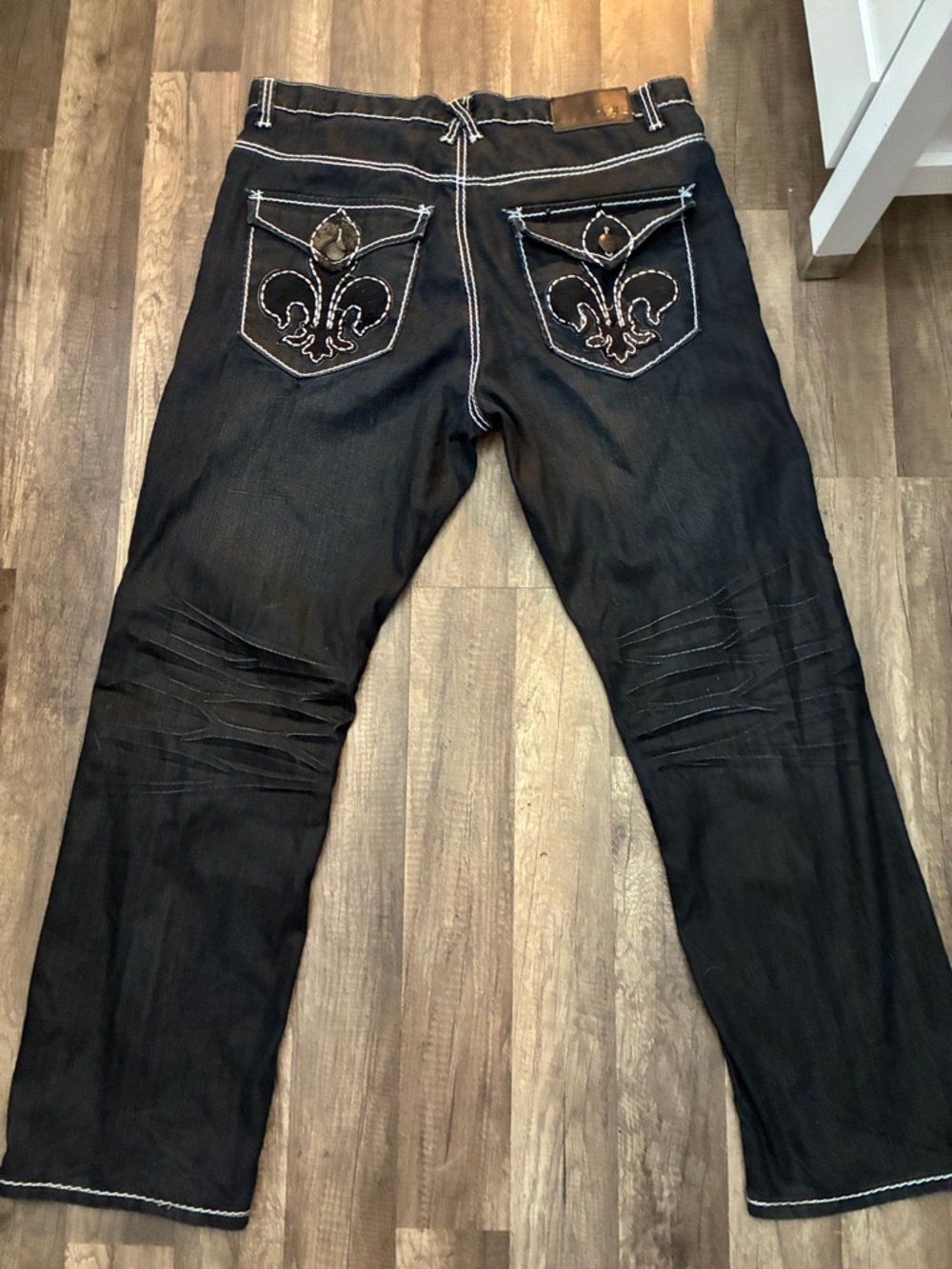 Relaxed Black Men's Jeans with Embroidered Fleur-de-Lis Back Pockets